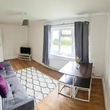 Spacious Two-Bedroom Urban Retreat with Free Wi-Fi and Parking Harlow Exterior photo