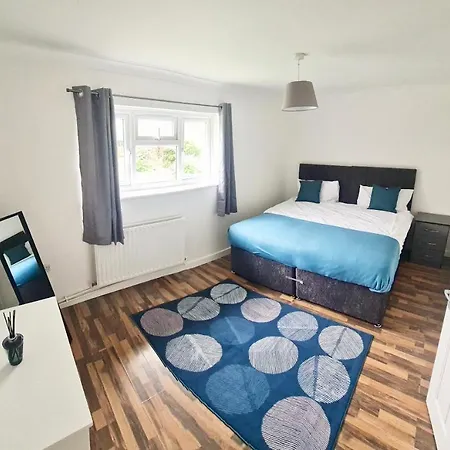 Spacious Two-Bedroom Urban Retreat with Free Wi-Fi and Parking Harlow Exterior photo