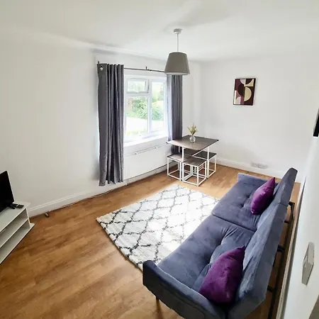 Spacious Two-Bedroom Urban Retreat with Free Wi-Fi and Parking Harlow Exterior photo