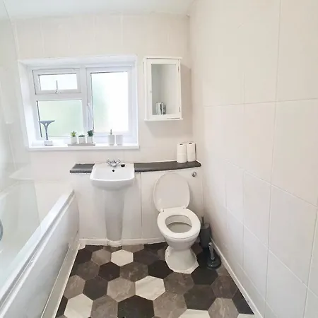 Spacious Two-Bedroom Urban Retreat with Free Wi-Fi and Parking Harlow Exterior photo