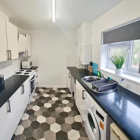 Spacious Two-Bedroom Urban Retreat with Free Wi-Fi and Parking Harlow Exterior photo