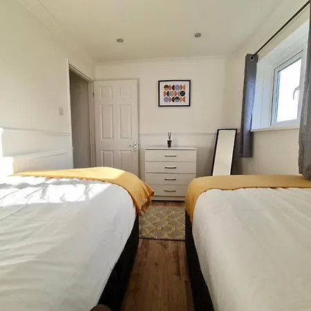Spacious Two-Bedroom Urban Retreat with Free Wi-Fi and Parking Harlow Exterior photo