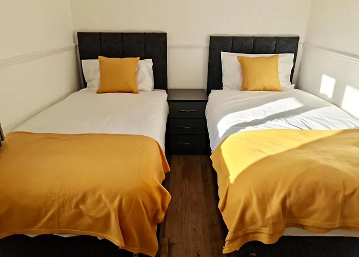 2 Bed Spacious Apartment, Sleeps 5, Free Wifi, Free Parking, Amenities Nearby, Good Transport Links Nearby, Contractors And Holidays