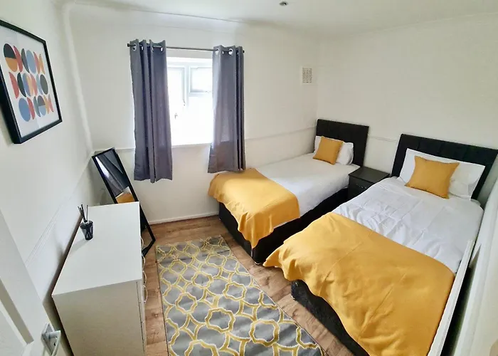 2 Bed Spacious Apartment, Sleeps 5, Free Wifi, Free Parking, Amenities Nearby, Good Transport Links Nearby, Contractors And Holidays