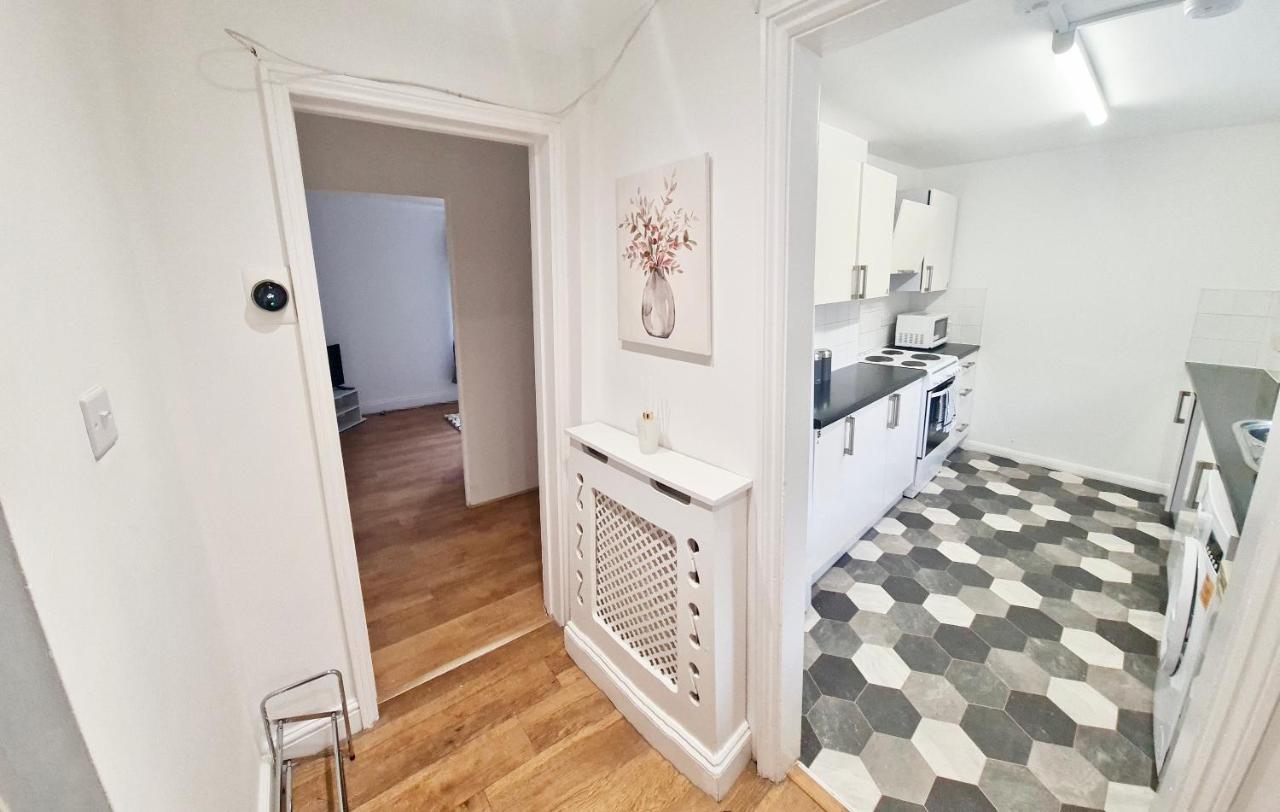 Spacious Two-bedroom Urban Retreat With Free Wi-fi And Parking Apartment Harlow