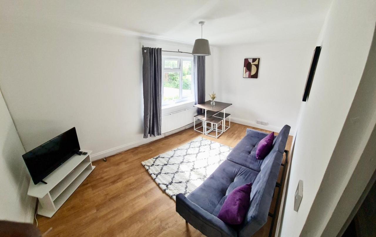 Spacious Two-bedroom Urban Retreat With Free Wi-fi And Parking *