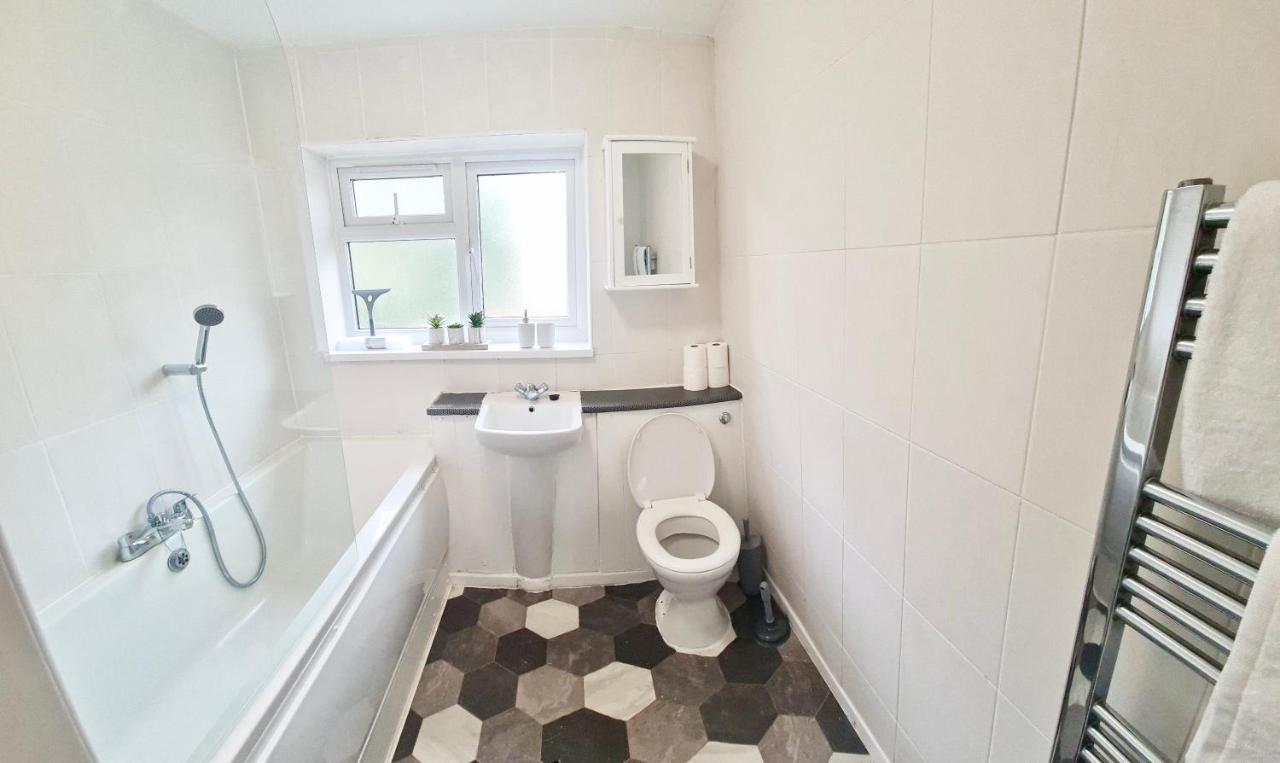 Spacious Two-bedroom Urban Retreat With Free Wi-fi And Parking
