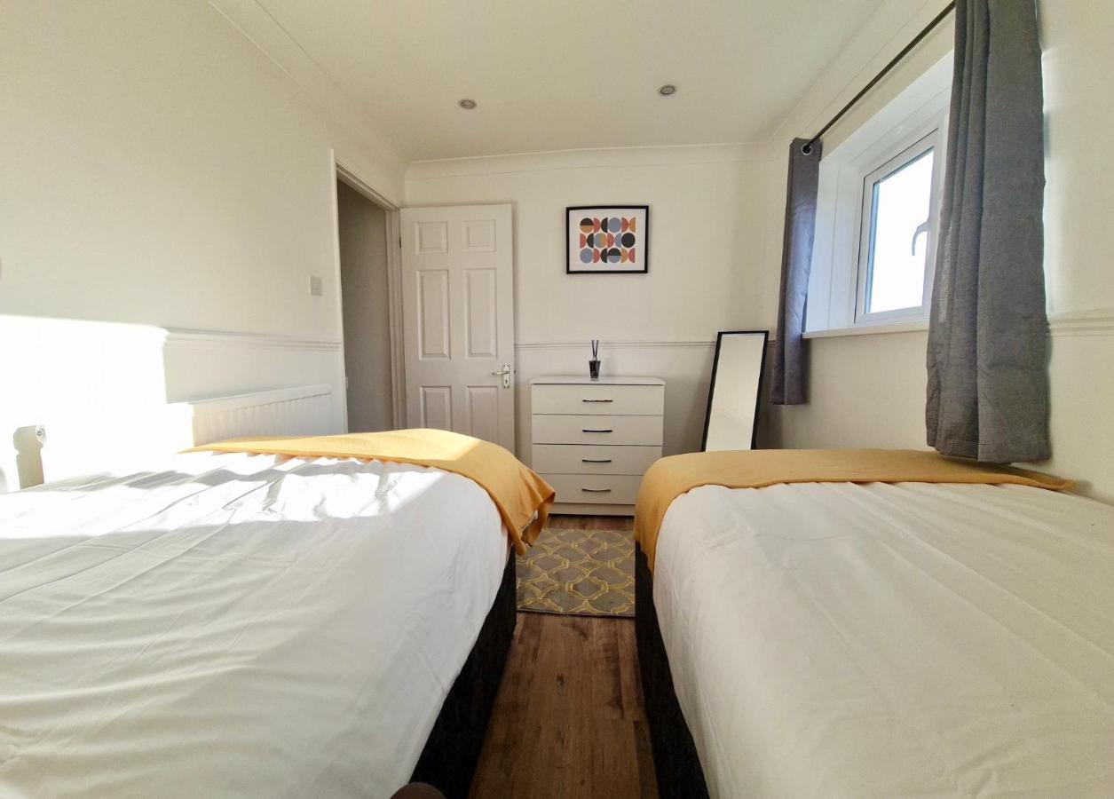 Spacious Two-bedroom Urban Retreat With Free Wi-fi And Parking Apartment Harlow