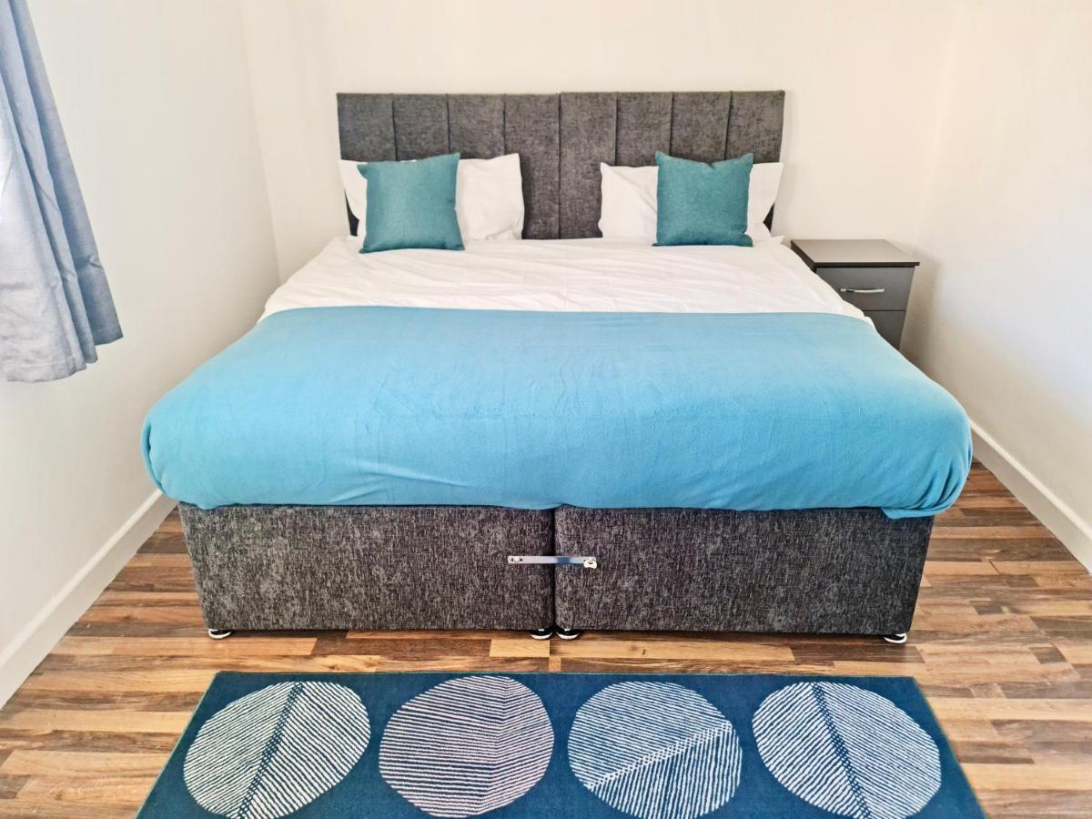 Apartment Spacious Two-bedroom Urban Retreat With Free Wi-fi And Parking